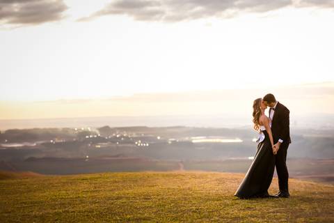 pre-wedding-araxa-minas-noiva-noivo-ensaio-namorados-fotografo-fotografias-daniel-custodio-buque-vestido-horizonte-perdido-amor-love-buque-atelie-cerimonial-cerimonia-por-do-sol-padrinhos-madrinhas-aliança-civil-casar-chacara-buffet-make-maquiagem-amor-oi'