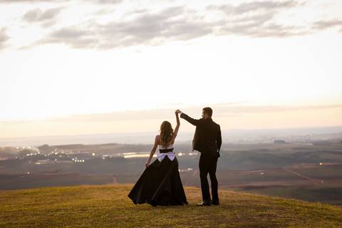 pre-wedding-araxa-minas-noiva-noivo-ensaio-namorados-fotografo-fotografias-daniel-custodio-buque-vestido-horizonte-perdido-amor-love-buque-atelie-cerimonial-cerimonia-por-do-sol-padrinhos-madrinhas-aliança-civil-casar-chacara-buffet-make-maquiagem-amor-oi'