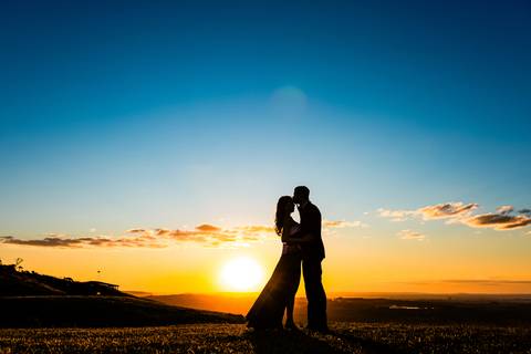 pre-wedding-araxa-minas-noiva-noivo-ensaio-namorados-fotografo-fotografias-daniel-custodio-buque-vestido-horizonte-perdido-amor-love-buque-atelie-cerimonial-cerimonia-por-do-sol-padrinhos-madrinhas-aliança-civil-casar-chacara-buffet-make-maquiagem-amor-oi'