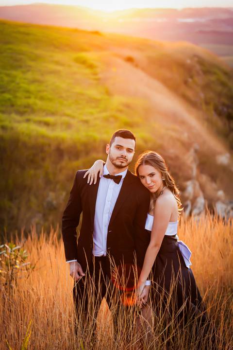 pre-wedding-araxa-minas-noiva-noivo-ensaio-namorados-fotografo-fotografias-daniel-custodio-buque-vestido-horizonte-perdido-amor-love-buque-atelie-cerimonial-cerimonia-por-do-sol-padrinhos-madrinhas-aliança-civil-casar-chacara-buffet-make-maquiagem-amor-oi'