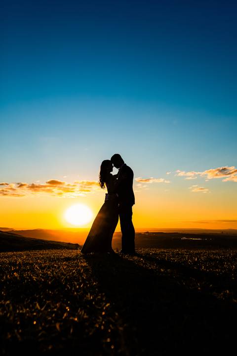 pre-wedding-araxa-minas-noiva-noivo-ensaio-namorados-fotografo-fotografias-daniel-custodio-buque-vestido-horizonte-perdido-amor-love-buque-atelie-cerimonial-cerimonia-por-do-sol-padrinhos-madrinhas-aliança-civil-casar-chacara-buffet-make-maquiagem-amor-oi'