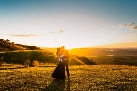 pre-wedding-araxa-minas-noiva-noivo-ensaio-namorados-fotografo-fotografias-daniel-custodio-buque-vestido-horizonte-perdido-amor-love-buque-atelie-cerimonial-cerimonia-por-do-sol-padrinhos-madrinhas-aliança-civil-casar-chacara-buffet-make-maquiagem-amor-oi'