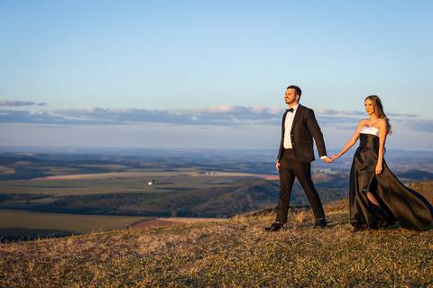 pre-wedding-araxa-minas-noiva-noivo-ensaio-namorados-fotografo-fotografias-daniel-custodio-buque-vestido-horizonte-perdido-amor-love-buque-atelie-cerimonial-cerimonia-por-do-sol-padrinhos-madrinhas-aliança-civil-casar-chacara-buffet-make-maquiagem-amor-oi'