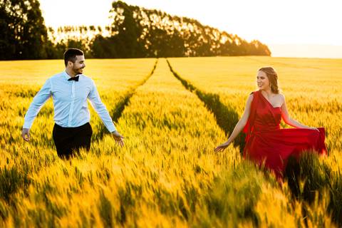 pre-wedding-araxa-minas-noiva-noivo-ensaio-namorados-fotografo-fotografias-daniel-custodio-buque-vestido-horizonte-perdido-amor-love-buque-atelie-cerimonial-cerimonia-por-do-sol-padrinhos-madrinhas-aliança-civil-casar-chacara-buffet-make-maquiagem-amor-oi'