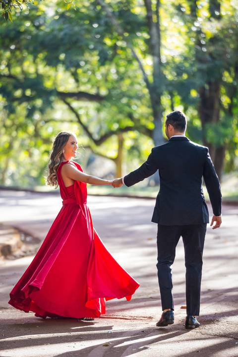 pre-wedding-araxa-minas-noiva-noivo-ensaio-namorados-fotografo-fotografias-daniel-custodio-buque-vestido-horizonte-perdido-amor-love-buque-atelie-cerimonial-cerimonia-por-do-sol-padrinhos-madrinhas-aliança-civil-casar-chacara-buffet-make-maquiagem-amor-oi'