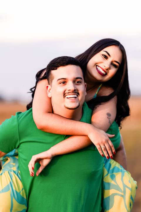 pre-wedding-araxa-minas-noiva-noivo-ensaio-namorados-fotografo-fotografias-daniel-custodio-buque-vestido-horizonte-perdido-amor-love-buque-atelie-cerimonial-cerimonia-por-do-sol-padrinhos-madrinhas-aliança-civil-casar-chacara-buffet-make-maquiagem-amor-oi'