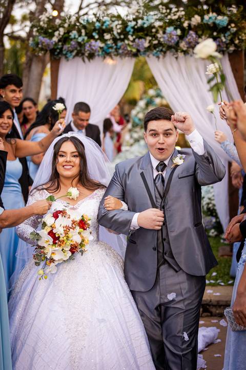 casamento-casa-fotografo-de-casamento-daniel-custodio-fotografias-noiva-noivo-madrinha-padrinho-vestido-make-cabelo-maquiagem-buque-mãe-pai-love-cerimonial-cerimonia-igreja-aliança-padre-buffet-DJ-familia-uberlandia-minas-gerias-brasil-foto-amor-brinde-'