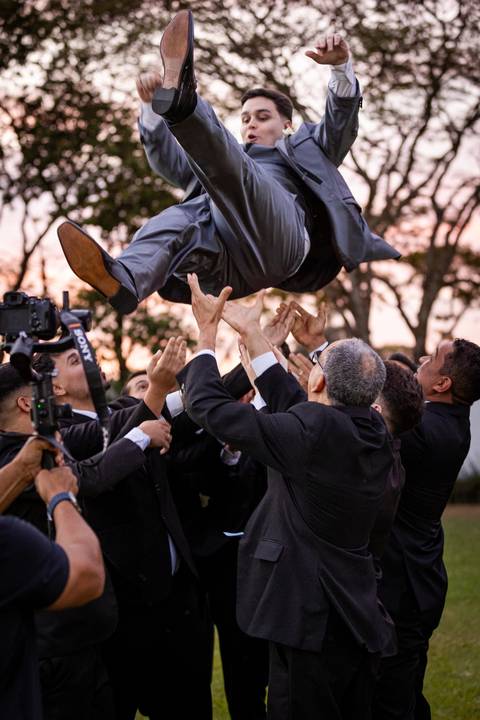casamento-casa-fotografo-de-casamento-daniel-custodio-fotografias-noiva-noivo-madrinha-padrinho-vestido-make-cabelo-maquiagem-buque-mãe-pai-love-cerimonial-cerimonia-igreja-aliança-padre-buffet-DJ-familia-uberlandia-minas-gerias-brasil-foto-amor-brinde-'