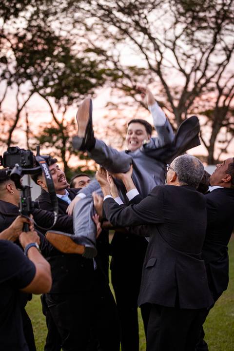 casamento-casa-fotografo-de-casamento-daniel-custodio-fotografias-noiva-noivo-madrinha-padrinho-vestido-make-cabelo-maquiagem-buque-mãe-pai-love-cerimonial-cerimonia-igreja-aliança-padre-buffet-DJ-familia-uberlandia-minas-gerias-brasil-foto-amor-brinde-'