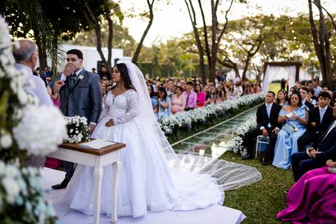 casamento-casa-fotografo-de-casamento-daniel-custodio-fotografias-noiva-noivo-madrinha-padrinho-vestido-make-cabelo-maquiagem-buque-mãe-pai-love-cerimonial-cerimonia-igreja-aliança-padre-buffet-DJ-familia-uberlandia-minas-gerias-brasil-foto-amor-brinde-'