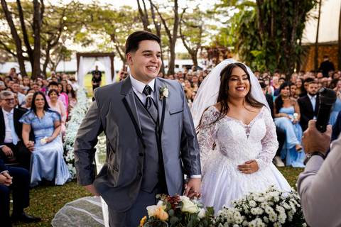 casamento-casa-fotografo-de-casamento-daniel-custodio-fotografias-noiva-noivo-madrinha-padrinho-vestido-make-cabelo-maquiagem-buque-mãe-pai-love-cerimonial-cerimonia-igreja-aliança-padre-buffet-DJ-familia-uberlandia-minas-gerias-brasil-foto-amor-brinde-'