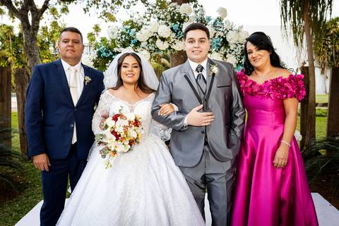 casamento-casa-fotografo-de-casamento-daniel-custodio-fotografias-noiva-noivo-madrinha-padrinho-vestido-make-cabelo-maquiagem-buque-mãe-pai-love-cerimonial-cerimonia-igreja-aliança-padre-buffet-DJ-familia-uberlandia-minas-gerias-brasil-foto-amor-brinde-'