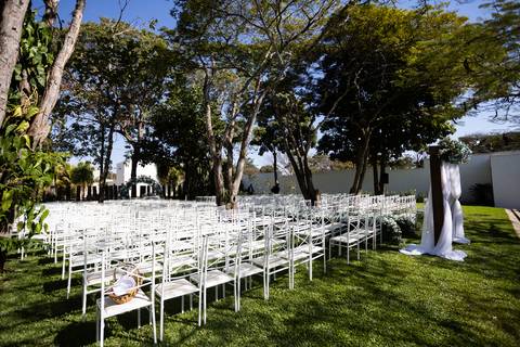 casamento-casa-fotografo-de-casamento-daniel-custodio-fotografias-noiva-noivo-madrinha-padrinho-vestido-make-cabelo-maquiagem-buque-mãe-pai-love-cerimonial-cerimonia-igreja-aliança-padre-buffet-DJ-familia-uberlandia-minas-gerias-brasil-foto-amor-brinde-'