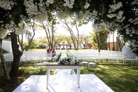 casamento-casa-fotografo-de-casamento-daniel-custodio-fotografias-noiva-noivo-madrinha-padrinho-vestido-make-cabelo-maquiagem-buque-mãe-pai-love-cerimonial-cerimonia-igreja-aliança-padre-buffet-DJ-familia-uberlandia-minas-gerias-brasil-foto-amor-brinde-'