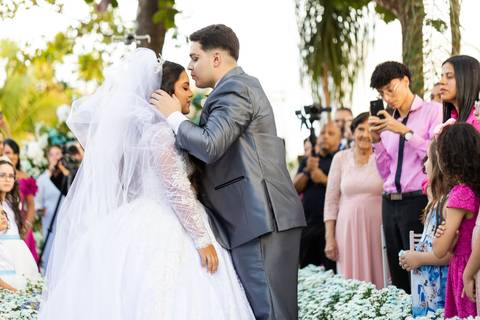 casamento-casa-fotografo-de-casamento-daniel-custodio-fotografias-noiva-noivo-madrinha-padrinho-vestido-make-cabelo-maquiagem-buque-mãe-pai-love-cerimonial-cerimonia-igreja-aliança-padre-buffet-DJ-familia-uberlandia-minas-gerias-brasil-foto-amor-brinde-'