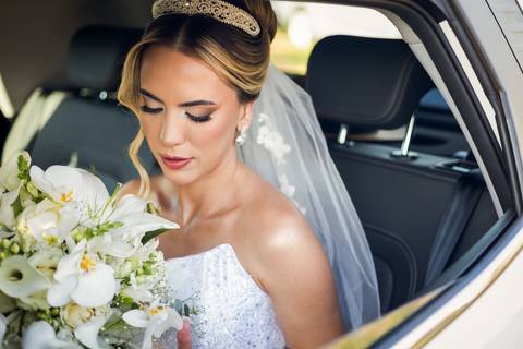 casar-casamento-wedding-cerimonia-make-noiva-noivo-araguari-vestido-maquiagem-buque-madrinha-daniel-custodio-uberlandia-festa-cerimonial-amor-aliança-video-dj-buffet-damas-love-fotografias-fotografo-minas-gerais-carro-pista-banda-cabelo-igreja-padre-reels'