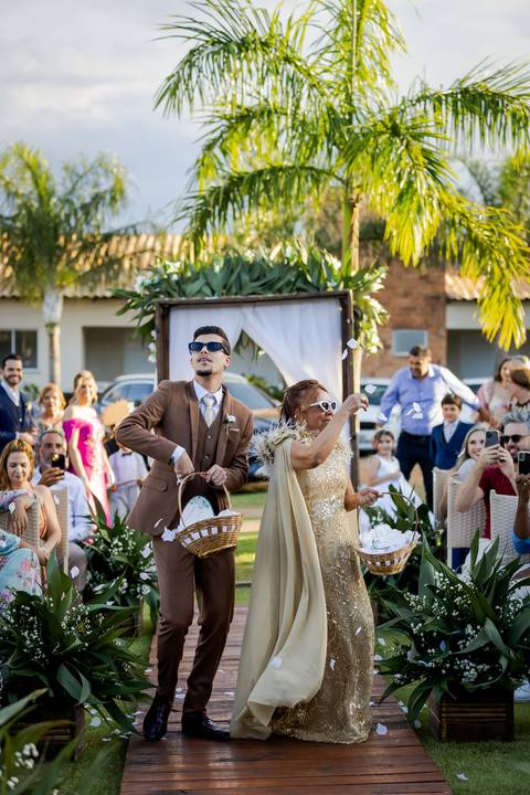 casar-casamento-wedding-cerimonia-make-noiva-noivo-araguari-vestido-maquiagem-buque-madrinha-daniel-custodio-uberlandia-festa-cerimonial-amor-aliança-video-dj-buffet-damas-love-fotografias-fotografo-minas-gerais-carro-pista-banda-cabelo-igreja-padre-reels'
