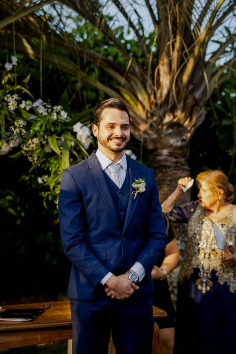 casar-casamento-wedding-cerimonia-make-noiva-noivo-araguari-vestido-maquiagem-buque-madrinha-daniel-custodio-uberlandia-festa-cerimonial-amor-aliança-video-dj-buffet-damas-love-fotografias-fotografo-minas-gerais-carro-pista-banda-cabelo-igreja-padre-reels'