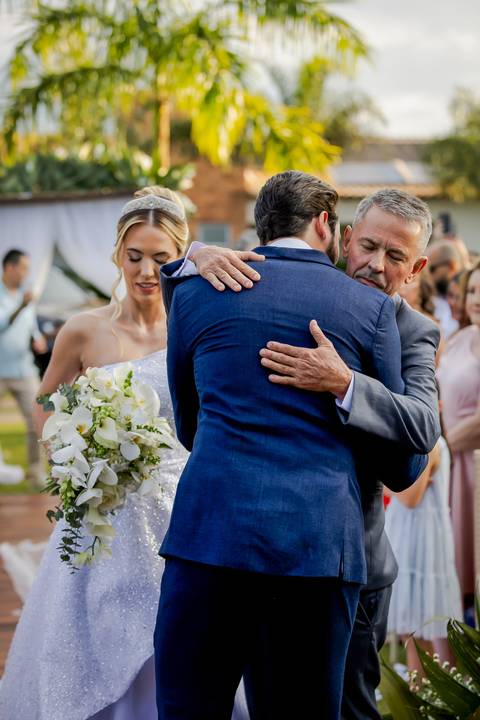 casar-casamento-wedding-cerimonia-make-noiva-noivo-araguari-vestido-maquiagem-buque-madrinha-daniel-custodio-uberlandia-festa-cerimonial-amor-aliança-video-dj-buffet-damas-love-fotografias-fotografo-minas-gerais-carro-pista-banda-cabelo-igreja-padre-reels'