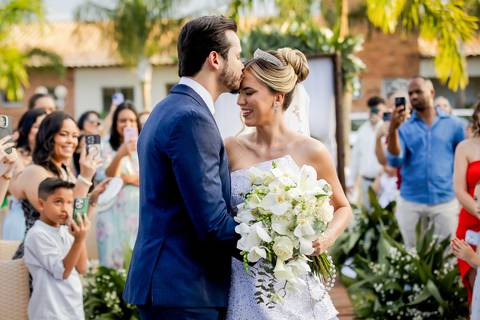 casar-casamento-wedding-cerimonia-make-noiva-noivo-araguari-vestido-maquiagem-buque-madrinha-daniel-custodio-uberlandia-festa-cerimonial-amor-aliança-video-dj-buffet-damas-love-fotografias-fotografo-minas-gerais-carro-pista-banda-cabelo-igreja-padre-reels'