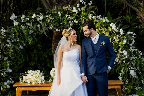 casar-casamento-wedding-cerimonia-make-noiva-noivo-araguari-vestido-maquiagem-buque-madrinha-daniel-custodio-uberlandia-festa-cerimonial-amor-aliança-video-dj-buffet-damas-love-fotografias-fotografo-minas-gerais-carro-pista-banda-cabelo-igreja-padre-reels'