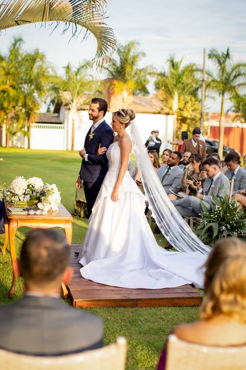 casar-casamento-wedding-cerimonia-make-noiva-noivo-araguari-vestido-maquiagem-buque-madrinha-daniel-custodio-uberlandia-festa-cerimonial-amor-aliança-video-dj-buffet-damas-love-fotografias-fotografo-minas-gerais-carro-pista-banda-cabelo-igreja-padre-reels'