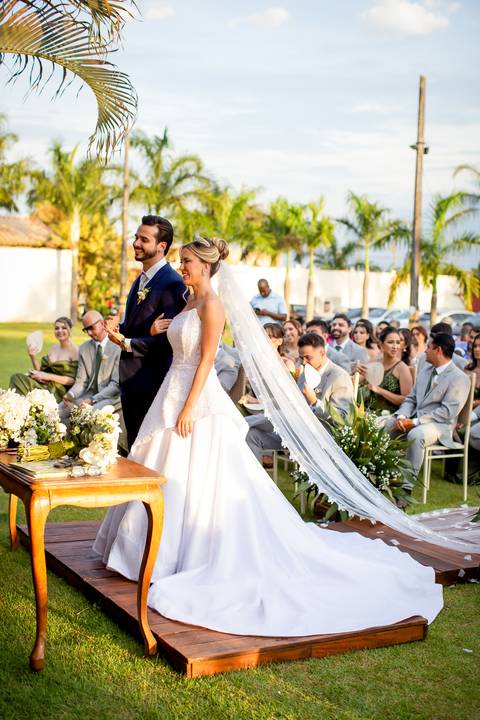 casar-casamento-wedding-cerimonia-make-noiva-noivo-araguari-vestido-maquiagem-buque-madrinha-daniel-custodio-uberlandia-festa-cerimonial-amor-aliança-video-dj-buffet-damas-love-fotografias-fotografo-minas-gerais-carro-pista-banda-cabelo-igreja-padre-reels'