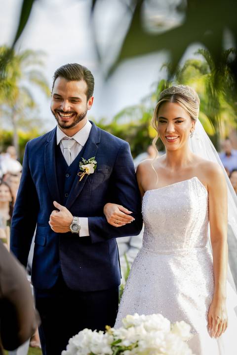 casar-casamento-wedding-cerimonia-make-noiva-noivo-araguari-vestido-maquiagem-buque-madrinha-daniel-custodio-uberlandia-festa-cerimonial-amor-aliança-video-dj-buffet-damas-love-fotografias-fotografo-minas-gerais-carro-pista-banda-cabelo-igreja-padre-reels'