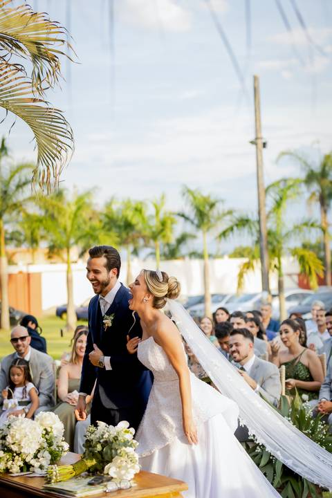 casar-casamento-wedding-cerimonia-make-noiva-noivo-araguari-vestido-maquiagem-buque-madrinha-daniel-custodio-uberlandia-festa-cerimonial-amor-aliança-video-dj-buffet-damas-love-fotografias-fotografo-minas-gerais-carro-pista-banda-cabelo-igreja-padre-reels'
