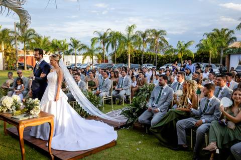 casar-casamento-wedding-cerimonia-make-noiva-noivo-araguari-vestido-maquiagem-buque-madrinha-daniel-custodio-uberlandia-festa-cerimonial-amor-aliança-video-dj-buffet-damas-love-fotografias-fotografo-minas-gerais-carro-pista-banda-cabelo-igreja-padre-reels'