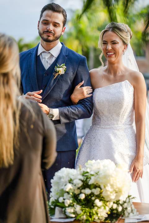 casar-casamento-wedding-cerimonia-make-noiva-noivo-araguari-vestido-maquiagem-buque-madrinha-daniel-custodio-uberlandia-festa-cerimonial-amor-aliança-video-dj-buffet-damas-love-fotografias-fotografo-minas-gerais-carro-pista-banda-cabelo-igreja-padre-reels'