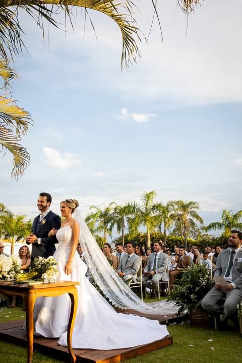 casar-casamento-wedding-cerimonia-make-noiva-noivo-araguari-vestido-maquiagem-buque-madrinha-daniel-custodio-uberlandia-festa-cerimonial-amor-aliança-video-dj-buffet-damas-love-fotografias-fotografo-minas-gerais-carro-pista-banda-cabelo-igreja-padre-reels'