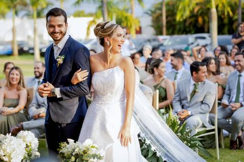 casar-casamento-wedding-cerimonia-make-noiva-noivo-araguari-vestido-maquiagem-buque-madrinha-daniel-custodio-uberlandia-festa-cerimonial-amor-aliança-video-dj-buffet-damas-love-fotografias-fotografo-minas-gerais-carro-pista-banda-cabelo-igreja-padre-reels'