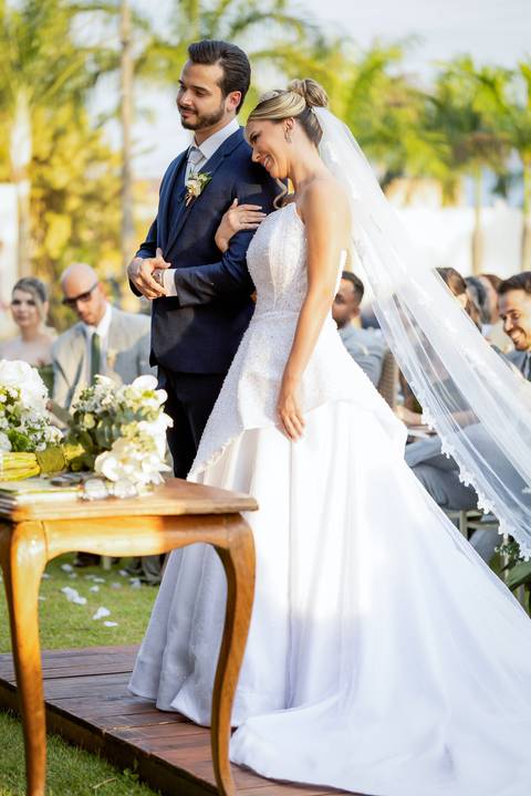casar-casamento-wedding-cerimonia-make-noiva-noivo-araguari-vestido-maquiagem-buque-madrinha-daniel-custodio-uberlandia-festa-cerimonial-amor-aliança-video-dj-buffet-damas-love-fotografias-fotografo-minas-gerais-carro-pista-banda-cabelo-igreja-padre-reels'
