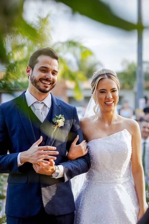 casar-casamento-wedding-cerimonia-make-noiva-noivo-araguari-vestido-maquiagem-buque-madrinha-daniel-custodio-uberlandia-festa-cerimonial-amor-aliança-video-dj-buffet-damas-love-fotografias-fotografo-minas-gerais-carro-pista-banda-cabelo-igreja-padre-reels'