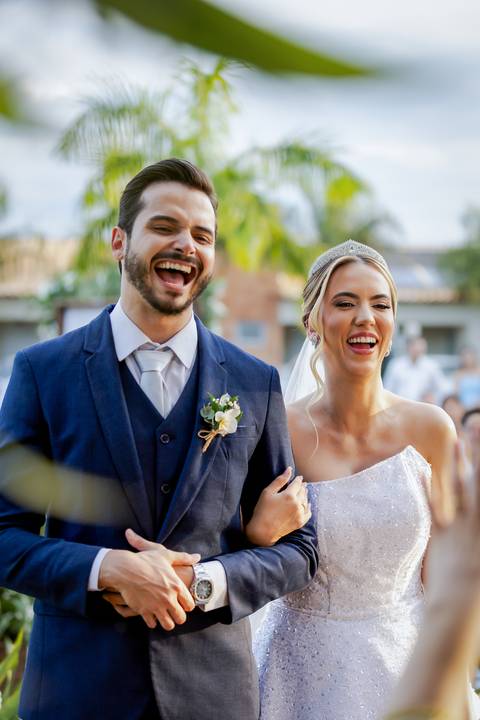 casar-casamento-wedding-cerimonia-make-noiva-noivo-araguari-vestido-maquiagem-buque-madrinha-daniel-custodio-uberlandia-festa-cerimonial-amor-aliança-video-dj-buffet-damas-love-fotografias-fotografo-minas-gerais-carro-pista-banda-cabelo-igreja-padre-reels'