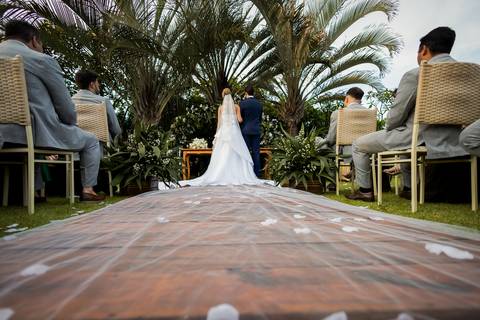 casar-casamento-wedding-cerimonia-make-noiva-noivo-araguari-vestido-maquiagem-buque-madrinha-daniel-custodio-uberlandia-festa-cerimonial-amor-aliança-video-dj-buffet-damas-love-fotografias-fotografo-minas-gerais-carro-pista-banda-cabelo-igreja-padre-reels'