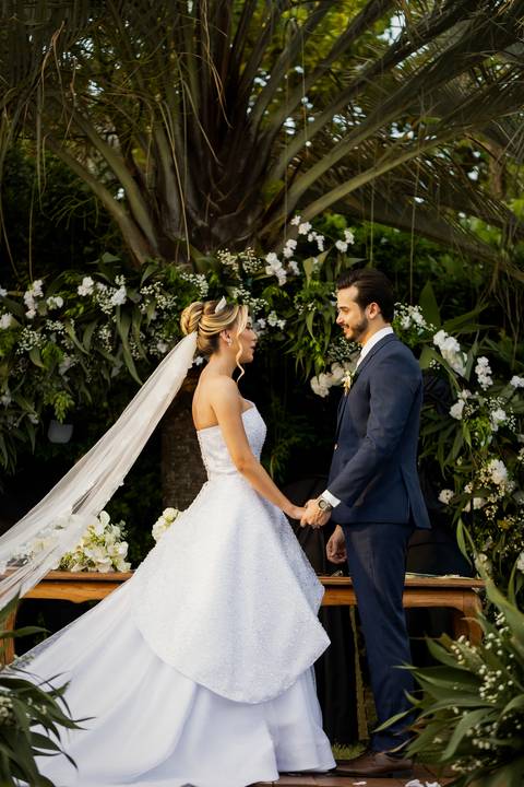 casar-casamento-wedding-cerimonia-make-noiva-noivo-araguari-vestido-maquiagem-buque-madrinha-daniel-custodio-uberlandia-festa-cerimonial-amor-aliança-video-dj-buffet-damas-love-fotografias-fotografo-minas-gerais-carro-pista-banda-cabelo-igreja-padre-reels'