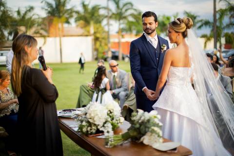casar-casamento-wedding-cerimonia-make-noiva-noivo-araguari-vestido-maquiagem-buque-madrinha-daniel-custodio-uberlandia-festa-cerimonial-amor-aliança-video-dj-buffet-damas-love-fotografias-fotografo-minas-gerais-carro-pista-banda-cabelo-igreja-padre-reels'