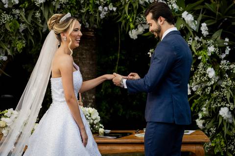 casar-casamento-wedding-cerimonia-make-noiva-noivo-araguari-vestido-maquiagem-buque-madrinha-daniel-custodio-uberlandia-festa-cerimonial-amor-aliança-video-dj-buffet-damas-love-fotografias-fotografo-minas-gerais-carro-pista-banda-cabelo-igreja-padre-reels'