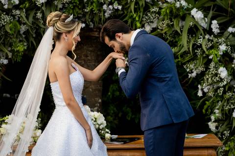 casar-casamento-wedding-cerimonia-make-noiva-noivo-araguari-vestido-maquiagem-buque-madrinha-daniel-custodio-uberlandia-festa-cerimonial-amor-aliança-video-dj-buffet-damas-love-fotografias-fotografo-minas-gerais-carro-pista-banda-cabelo-igreja-padre-reels'