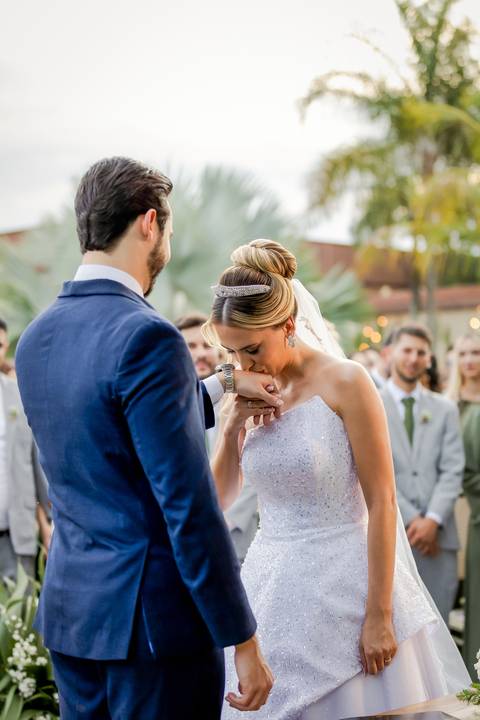 casar-casamento-wedding-cerimonia-make-noiva-noivo-araguari-vestido-maquiagem-buque-madrinha-daniel-custodio-uberlandia-festa-cerimonial-amor-aliança-video-dj-buffet-damas-love-fotografias-fotografo-minas-gerais-carro-pista-banda-cabelo-igreja-padre-reels'