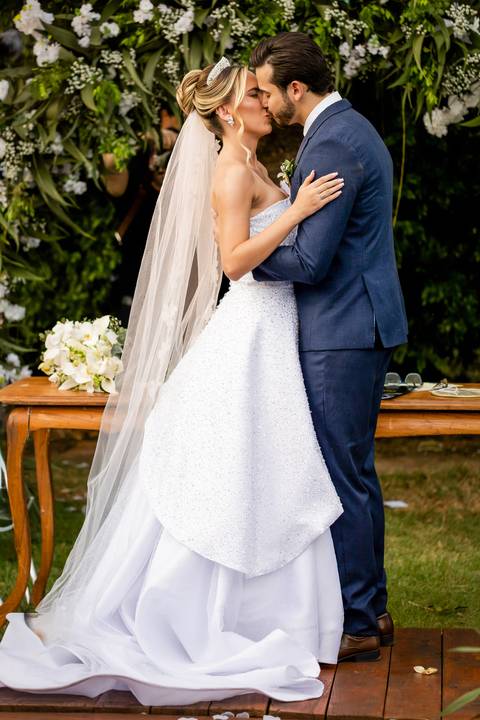 casar-casamento-wedding-cerimonia-make-noiva-noivo-araguari-vestido-maquiagem-buque-madrinha-daniel-custodio-uberlandia-festa-cerimonial-amor-aliança-video-dj-buffet-damas-love-fotografias-fotografo-minas-gerais-carro-pista-banda-cabelo-igreja-padre-reels'