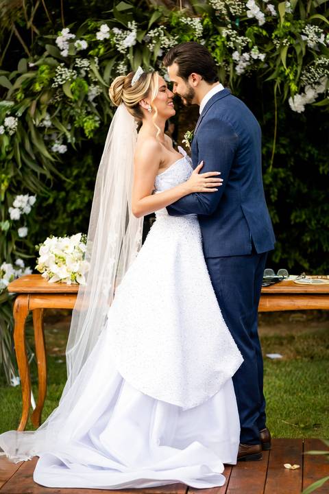 casar-casamento-wedding-cerimonia-make-noiva-noivo-araguari-vestido-maquiagem-buque-madrinha-daniel-custodio-uberlandia-festa-cerimonial-amor-aliança-video-dj-buffet-damas-love-fotografias-fotografo-minas-gerais-carro-pista-banda-cabelo-igreja-padre-reels'