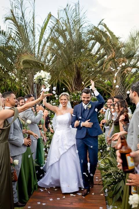 casar-casamento-wedding-cerimonia-make-noiva-noivo-araguari-vestido-maquiagem-buque-madrinha-daniel-custodio-uberlandia-festa-cerimonial-amor-aliança-video-dj-buffet-damas-love-fotografias-fotografo-minas-gerais-carro-pista-banda-cabelo-igreja-padre-reels'