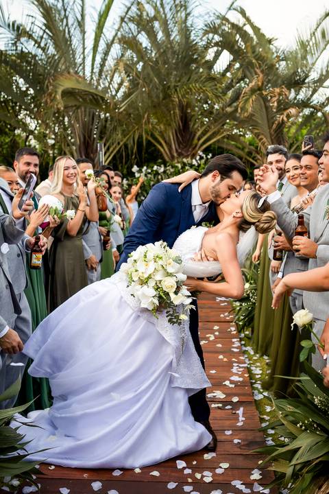 casar-casamento-wedding-cerimonia-make-noiva-noivo-araguari-vestido-maquiagem-buque-madrinha-daniel-custodio-uberlandia-festa-cerimonial-amor-aliança-video-dj-buffet-damas-love-fotografias-fotografo-minas-gerais-carro-pista-banda-cabelo-igreja-padre-reels'