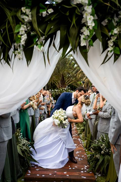 casar-casamento-wedding-cerimonia-make-noiva-noivo-araguari-vestido-maquiagem-buque-madrinha-daniel-custodio-uberlandia-festa-cerimonial-amor-aliança-video-dj-buffet-damas-love-fotografias-fotografo-minas-gerais-carro-pista-banda-cabelo-igreja-padre-reels'