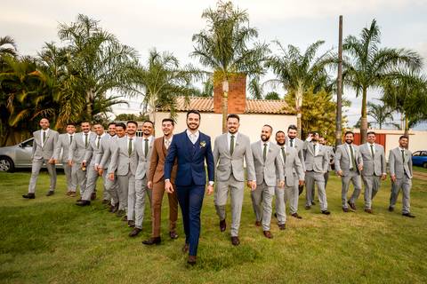 casar-casamento-wedding-cerimonia-make-noiva-noivo-araguari-vestido-maquiagem-buque-madrinha-daniel-custodio-uberlandia-festa-cerimonial-amor-aliança-video-dj-buffet-damas-love-fotografias-fotografo-minas-gerais-carro-pista-banda-cabelo-igreja-padre-reels'