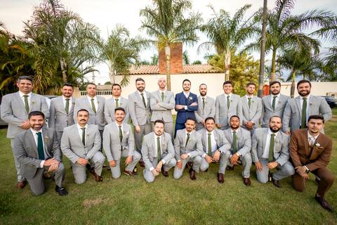 casar-casamento-wedding-cerimonia-make-noiva-noivo-araguari-vestido-maquiagem-buque-madrinha-daniel-custodio-uberlandia-festa-cerimonial-amor-aliança-video-dj-buffet-damas-love-fotografias-fotografo-minas-gerais-carro-pista-banda-cabelo-igreja-padre-reels'