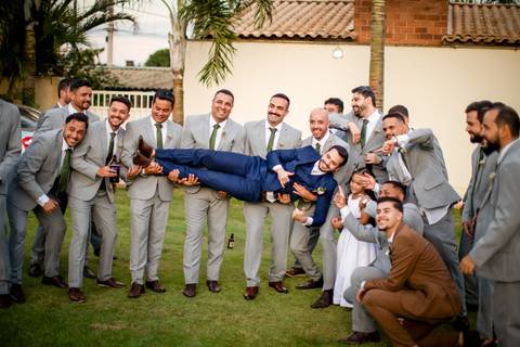 casar-casamento-wedding-cerimonia-make-noiva-noivo-araguari-vestido-maquiagem-buque-madrinha-daniel-custodio-uberlandia-festa-cerimonial-amor-aliança-video-dj-buffet-damas-love-fotografias-fotografo-minas-gerais-carro-pista-banda-cabelo-igreja-padre-reels'